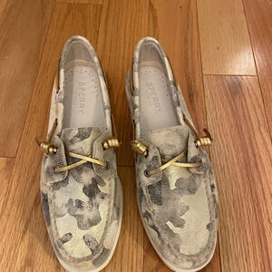 NWOT Sperry Top-Sliders in camo metallic Sz 9